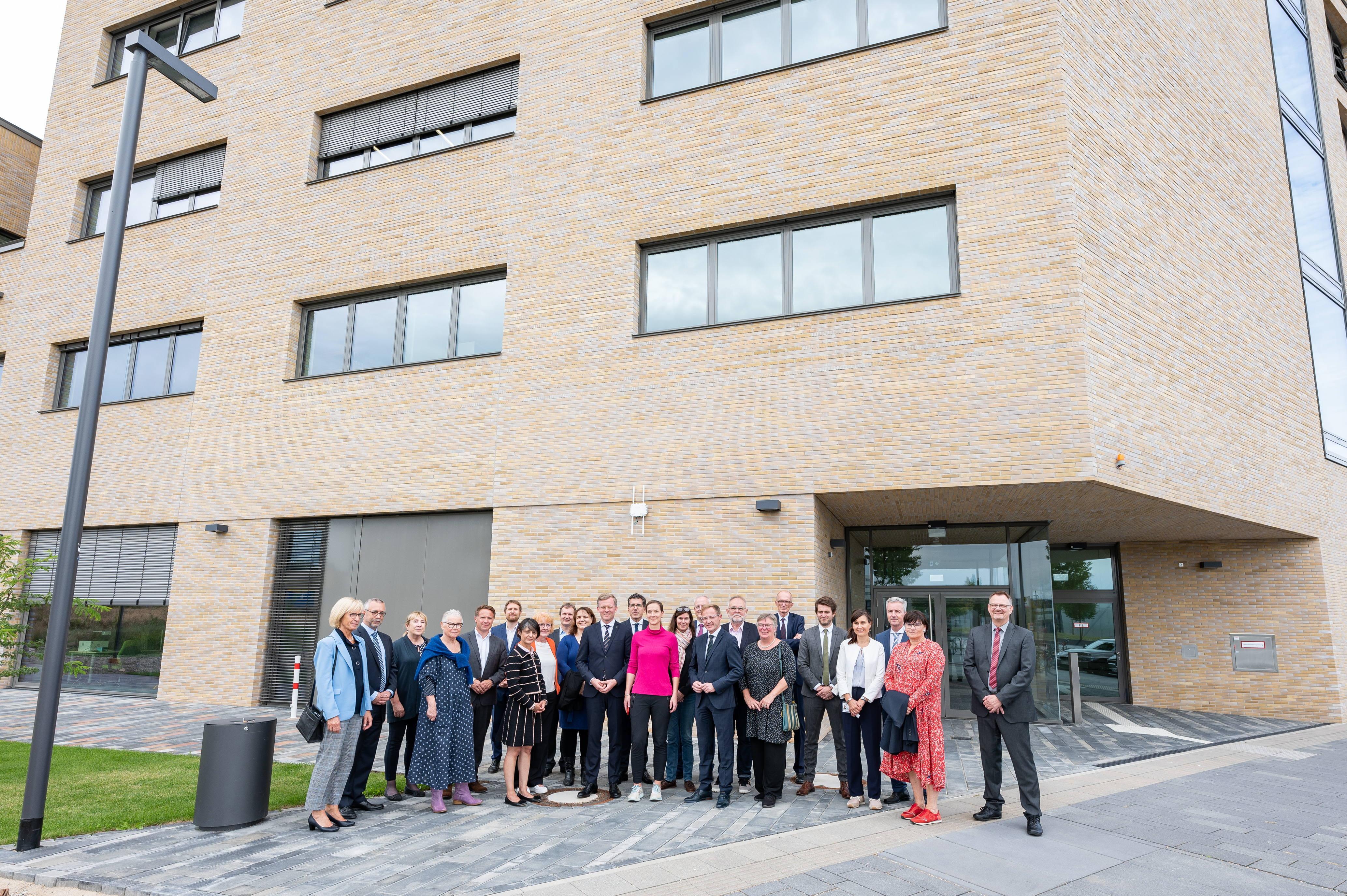Der Verwaltungsrat des Bau- und Liegenschaftsbetriebs des Landes Nordrhein-Westfalen steht als Gruppe vor einem Gebäude