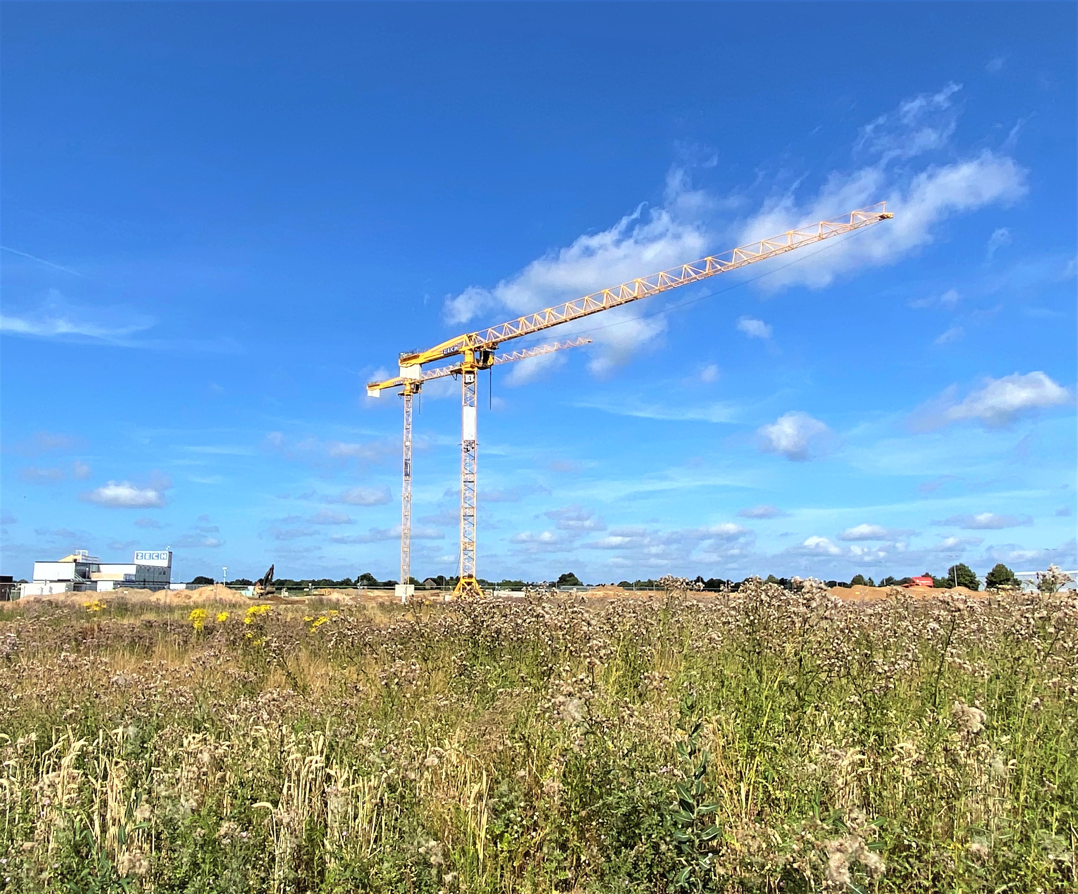 Zwei Kräne auf dem Bauplatz in Kaarst