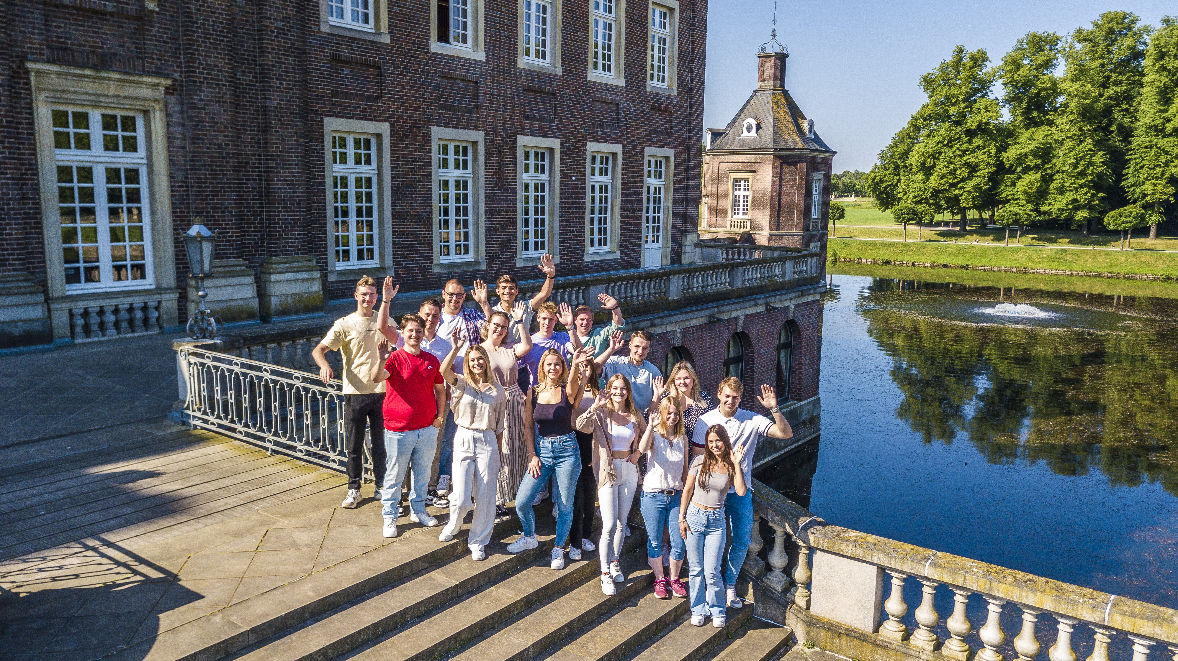 Studierende auf der Schlosstreppe