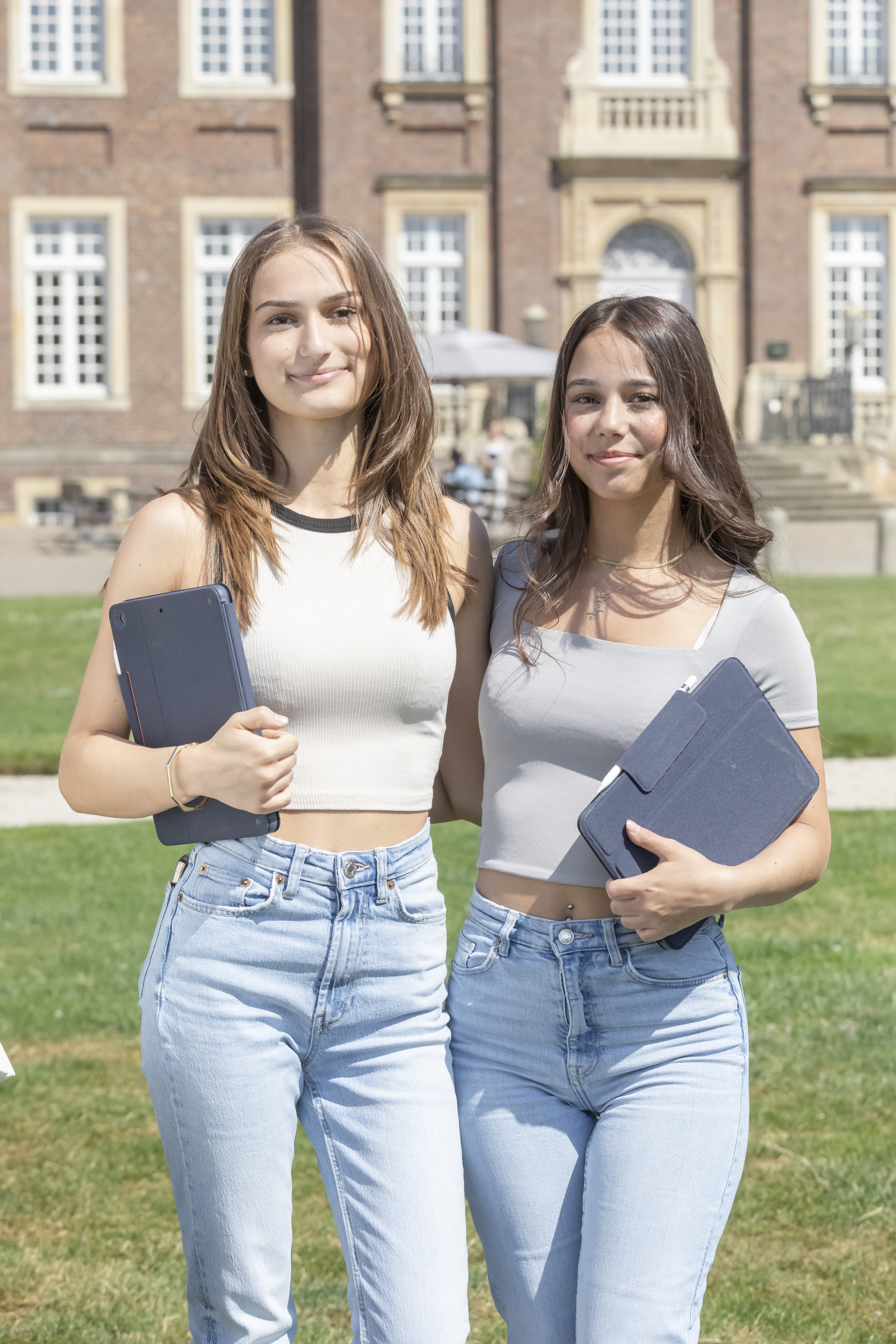 Studentinnen mit iPad