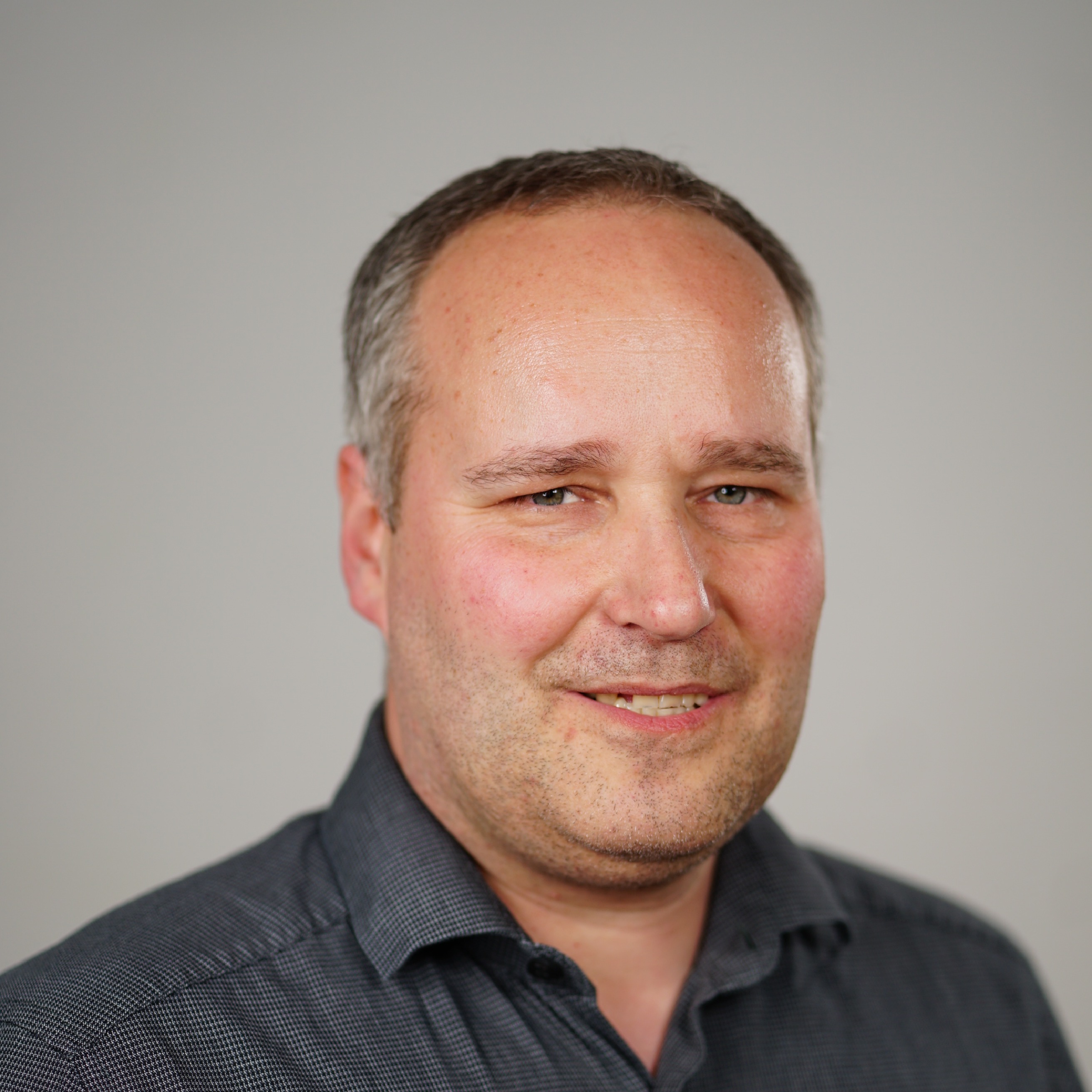 Mann schaut in die Kamera