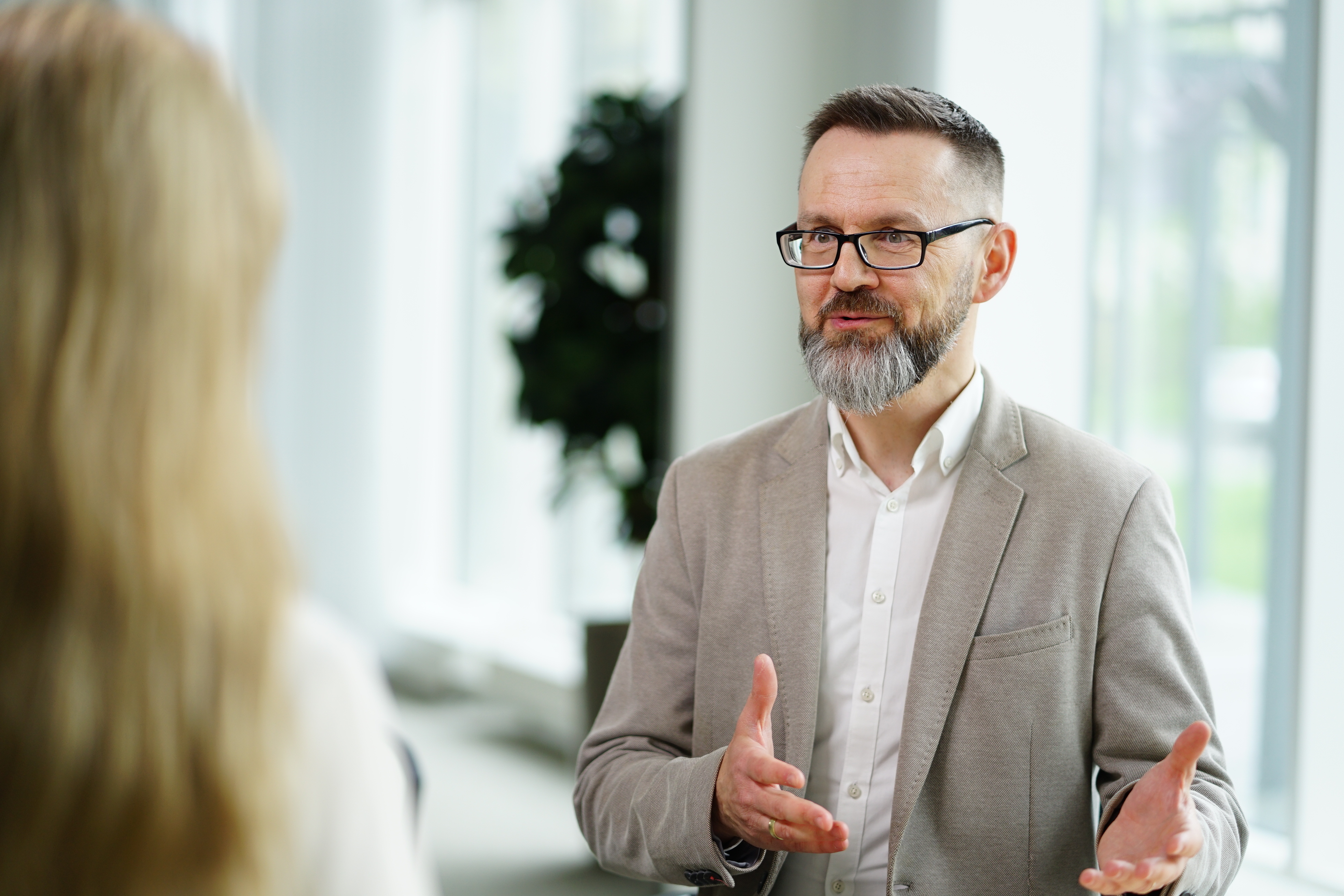 Referatsleiter spricht mit Mitarbeiterin