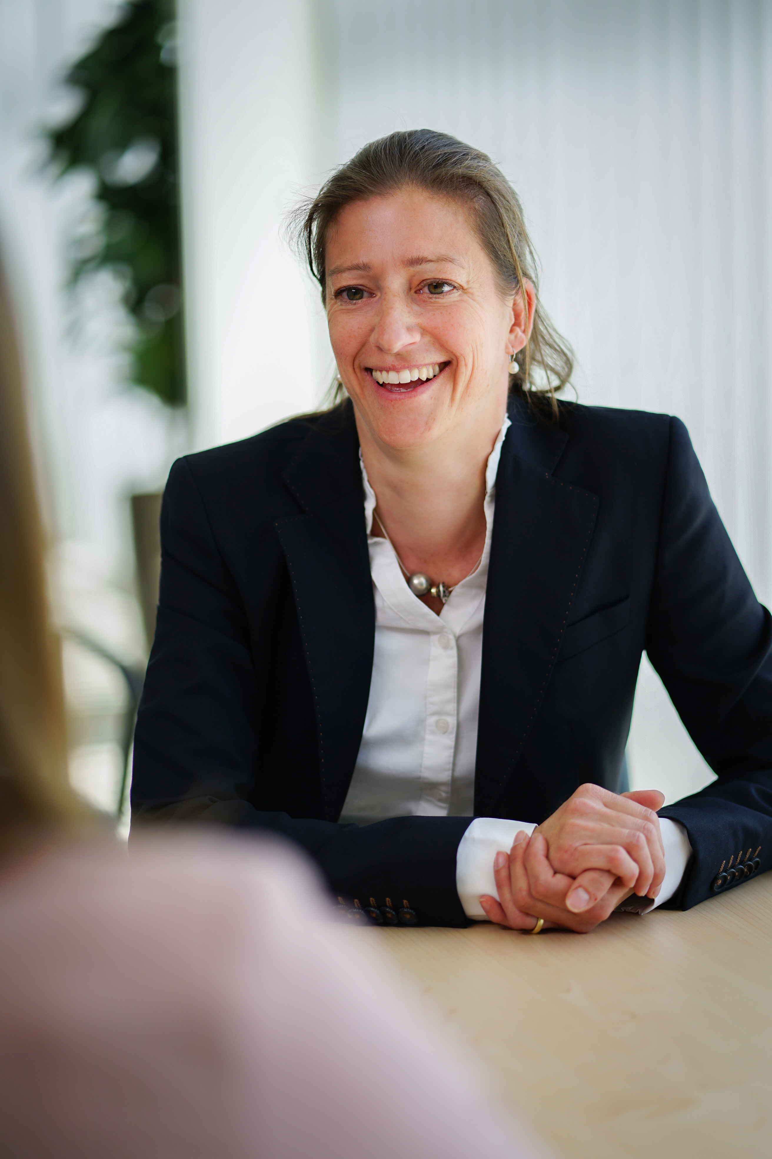 Referatsleiterin spricht mit Mitarbeiterin