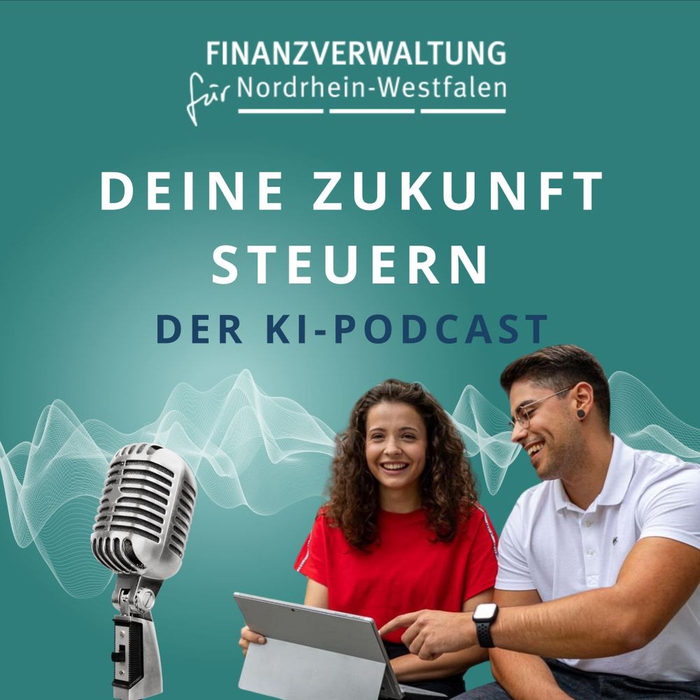 Cover des KI-Podcasts: Eine junge Frau und ein junger Mann mit einem Tablet, vor ihnen ein Mikrofon, hinter ihnen grafisch dargestellte Sprachwellen.