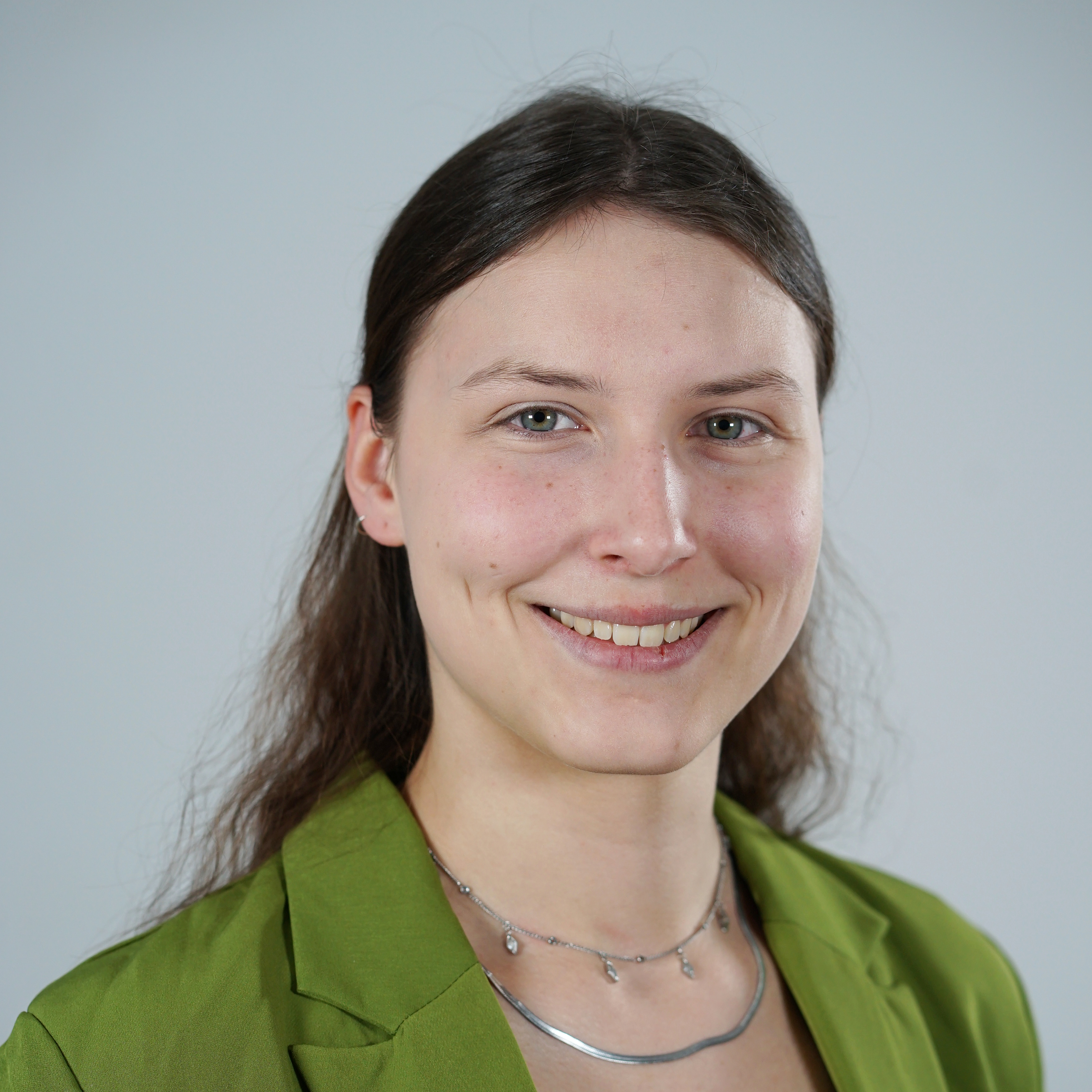 Frau schaut in die Kamera