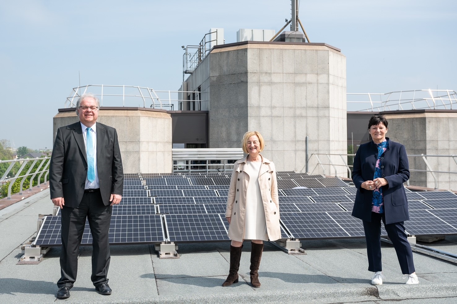 Staatssekretär Dr. Patrick Opdenhövel mit Finanzamts-Vorsteherin Christiane Gieß und BLB-Geschäftsführerin Gabriele Willems auf dem Dach des Finanzamts Duisburg-West.