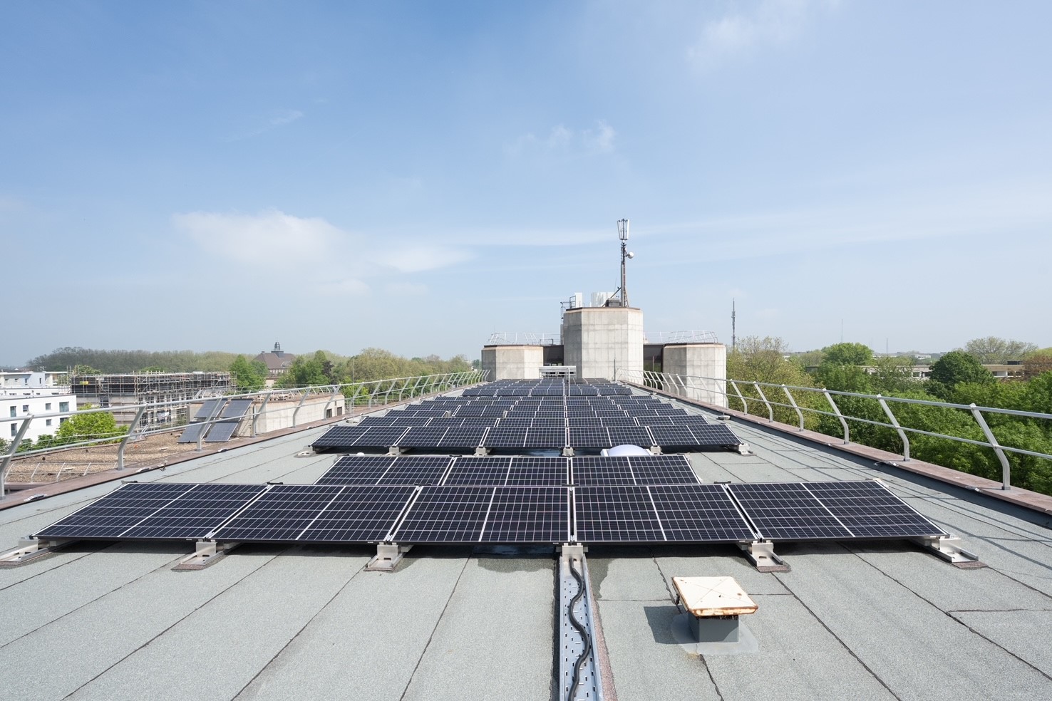 Die Solarmodule auf dem Dach des Finanzamts Duisburg-West.