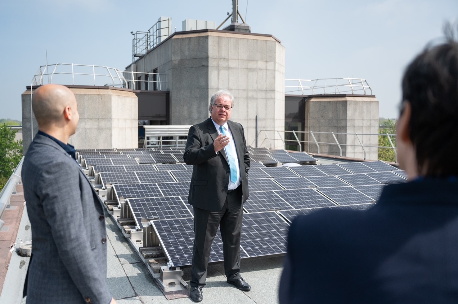 Staatssekretär Dr. Patrick Opdenhövel weiht die Solaranlage auf dem Dach des Finanzamts ein.