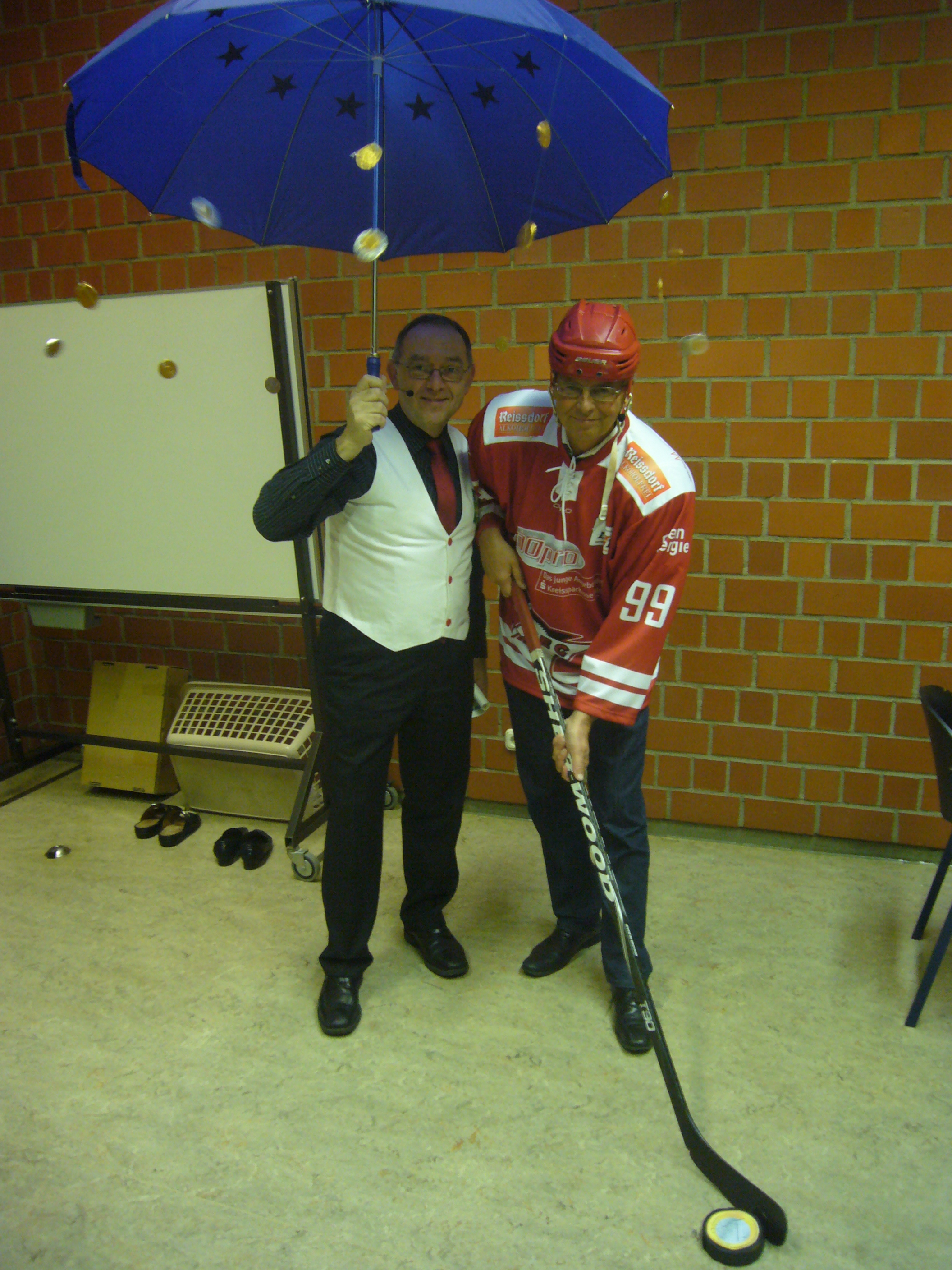 Finanzminister Walter-Borjans mit Hockeyspieler