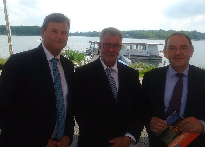 Brandenburgs Finanzminister Christian Görke, der Neuruppiner Bürgermeister Jens-Peter Golde und Norbert Walter-Borjans, NRW-Finananzminister und FMK-Vorsitzender (v. links).