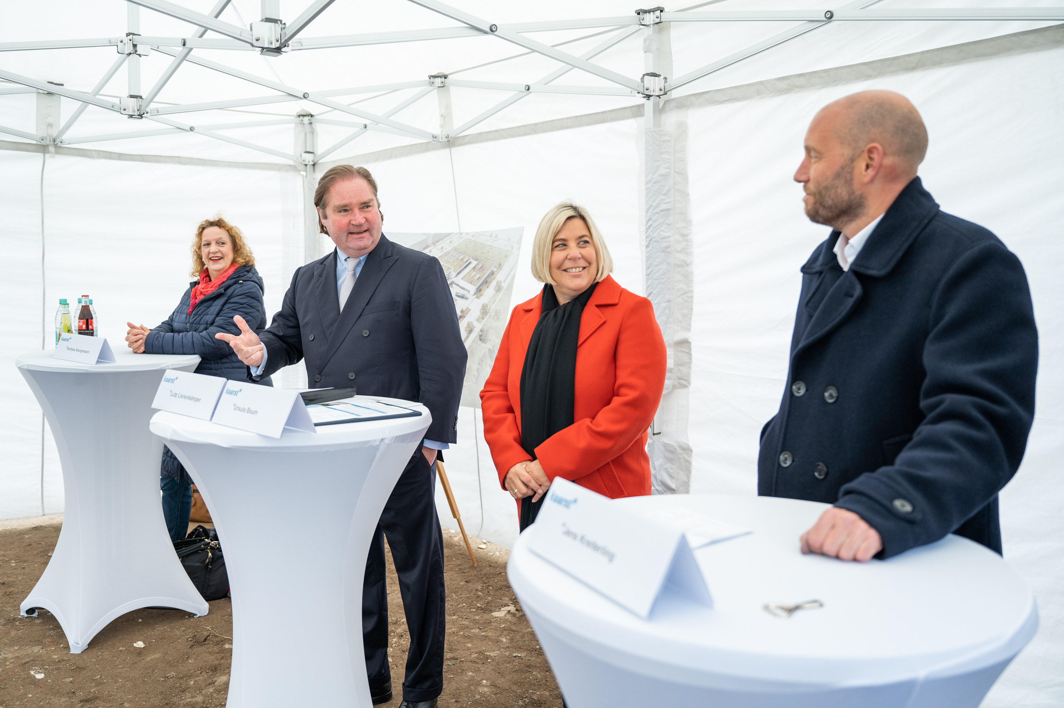 Von links: Leiterin des Rechenzentrums Andrea Kampmann, Minister Lutz Lienenkämper, Kaarsts Bürgermeisterin Ursula Baum und Vorstand der Landmarken AG Jens Kreiterling. 