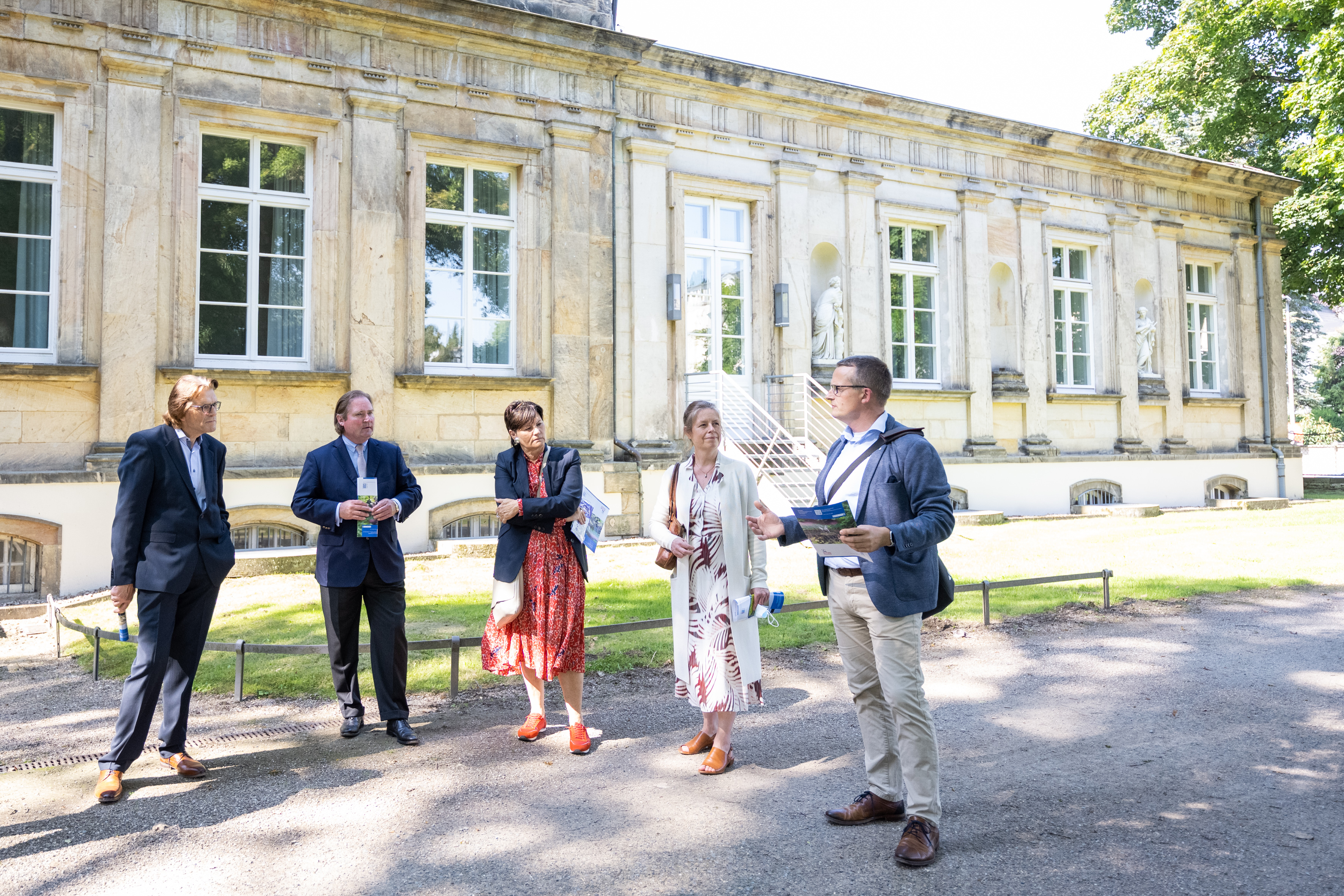 Kanzler der HfM Detmold Hans Bertels, Minister Lienenkämper, Geschäftsführerin des BLB Gabriele Willems, Prorektorin Prof. Godelieve Schrama und Carsten Pilz vom BLB Bielefeld. 