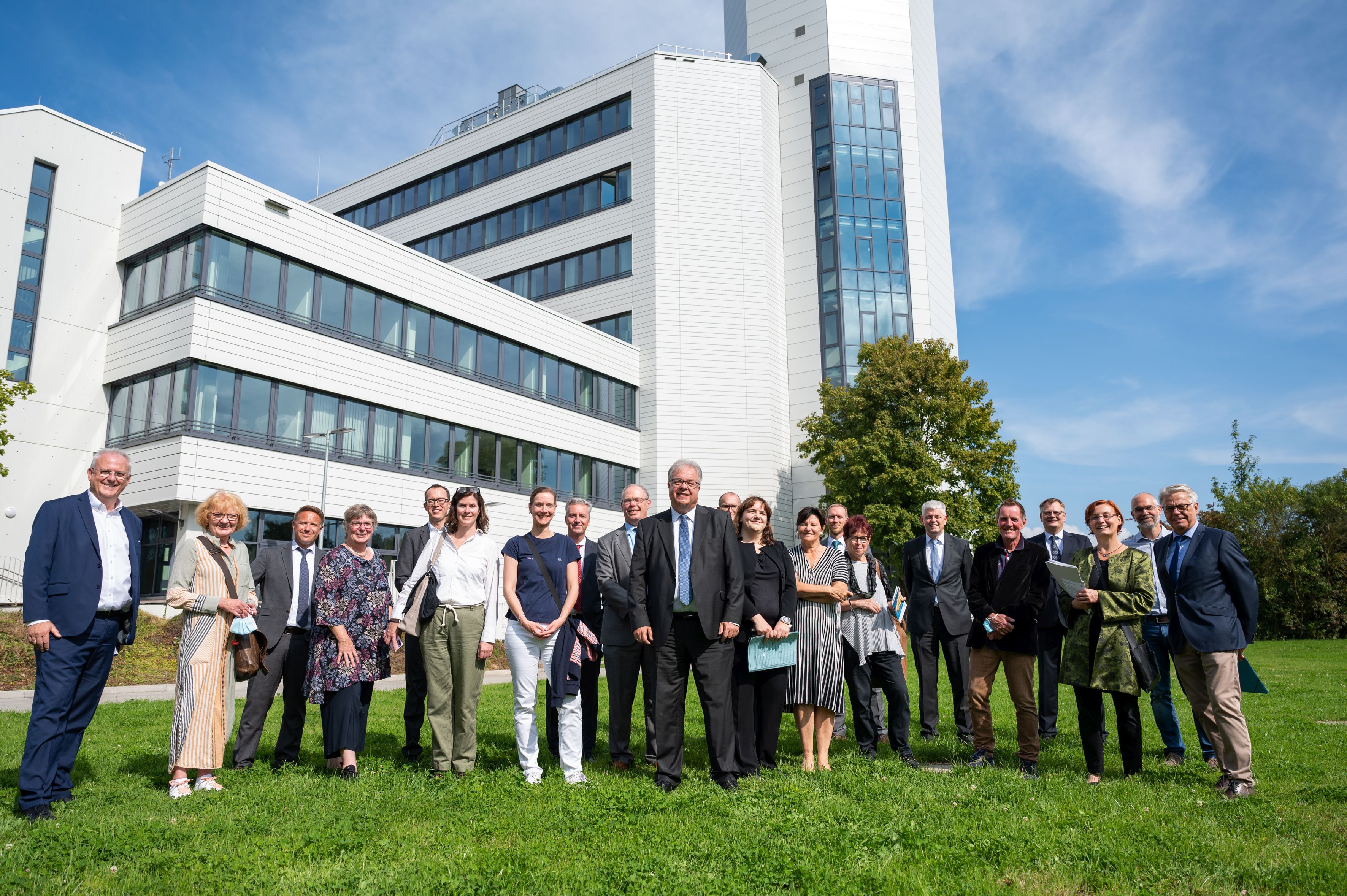 Die Teilnehmerinnen und Teilnehmer vor der Universität Siegen.