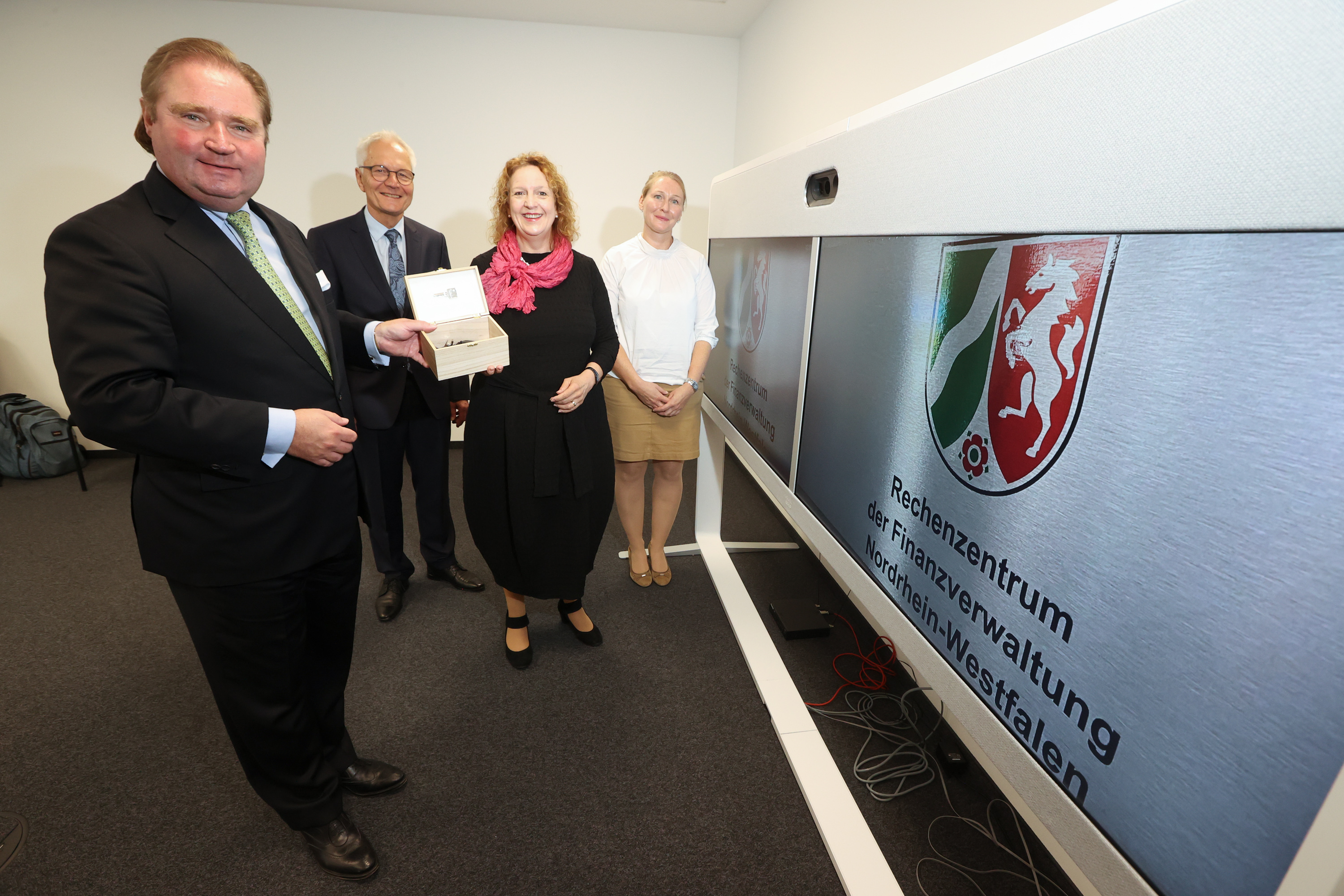 Minister Lienenkämper mit dem stellv. Bürgermeister Martin Pantke, RZF-Leiterin Andrea Kampmann und Paderborns RZF-Standortkoordinatorin Meike Uhle (v.l.).