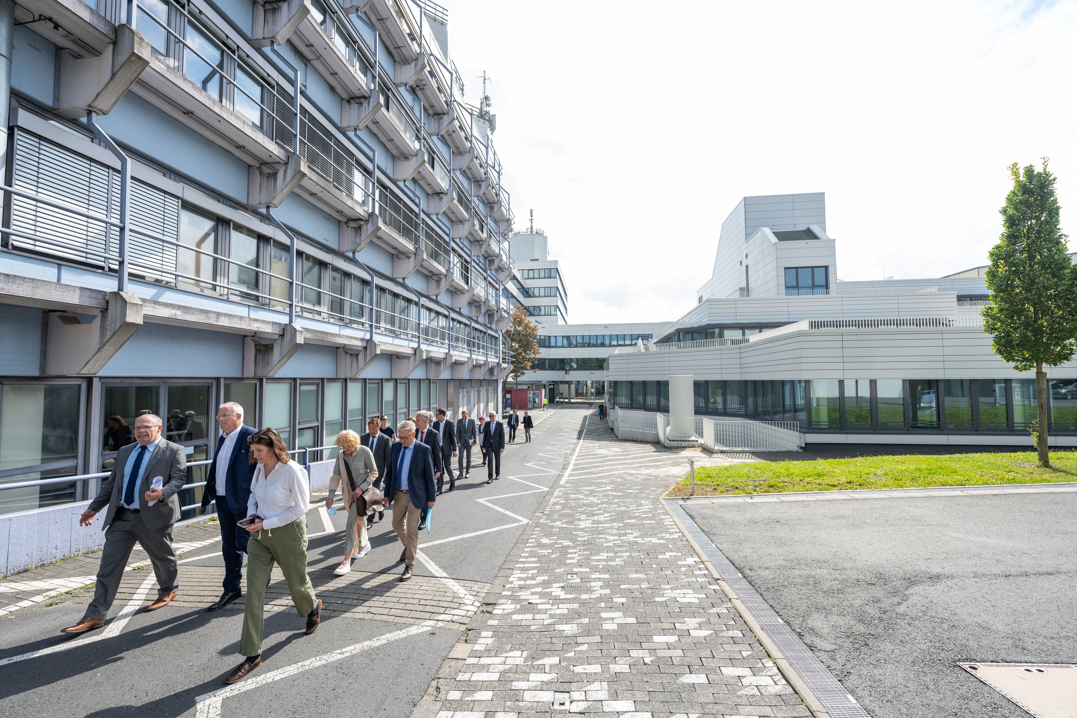 Die Teilnehmerinnen und Teilnehmer auf dem Weg in die Universität Siegen.