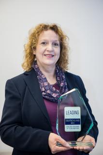 Leiterin des RZF mit dem Award als Leading Employer