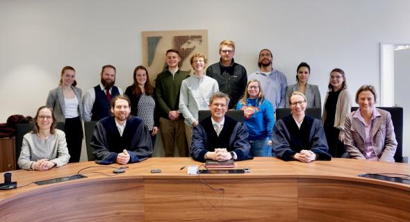 Richter und Richterin mit Studierenden und Lehrenden der Hochschule für Finanzen
