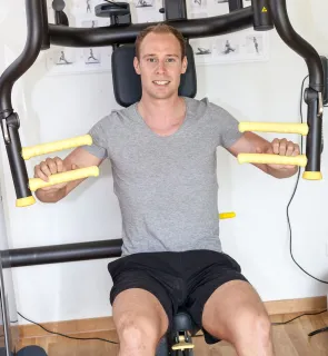 Dozent Christoph Dlugos im Fitnessstudio