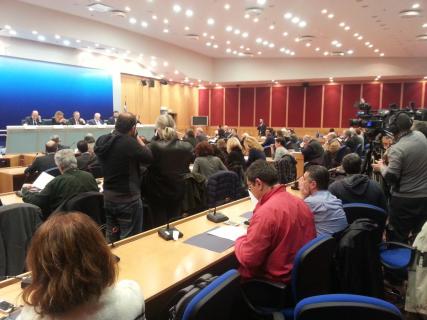 Alexiadis, Walter-Borjans und Papaggelopoulos auf dem Podium während der Pressekonferenz
