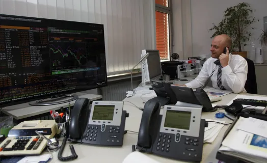 Stefan Wegner an seinem Arbeitplatz im Händlerraum