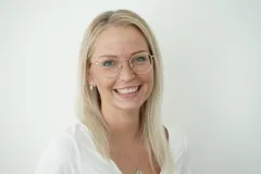 Frau schaut in die Kamera