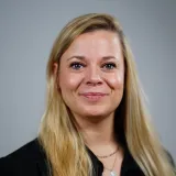 Frau schaut in die Kamera
