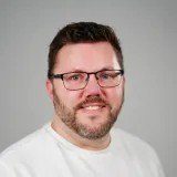 Mann schaut in die Kamera