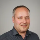 Mann schaut in die Kamera