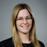 Frau schaut in die Kamera
