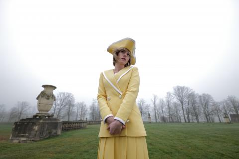 Kristen Stewart als Diana im gelben Kostüm.