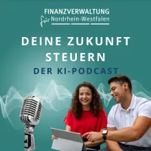 Cover des KI-Podcasts: Eine junge Frau und ein junger Mann mit einem Tablet, vor ihnen ein Mikrofon, hinter ihnen grafisch dargestellte Sprachwellen.
