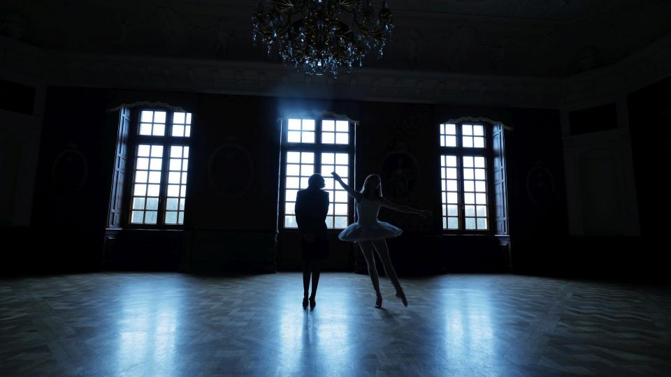 Diana (Kristen Stewart) mit Balletttänzerin auf Schloss Sandringham. 