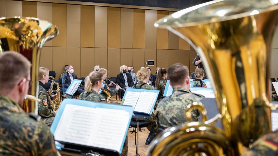 Die Besucherinnen und Besucher beim Ausbildungsmusikkorps der Bundeswehr