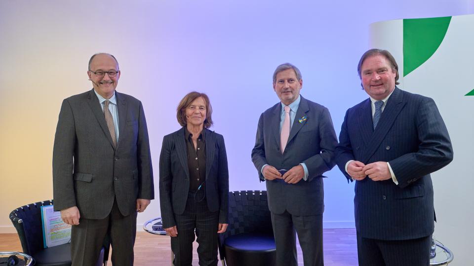 Von links: Dr. Michael Meister, Margarida Marques, Dr. Johannes Hahn und Minister Lutz Lienenkämper.
