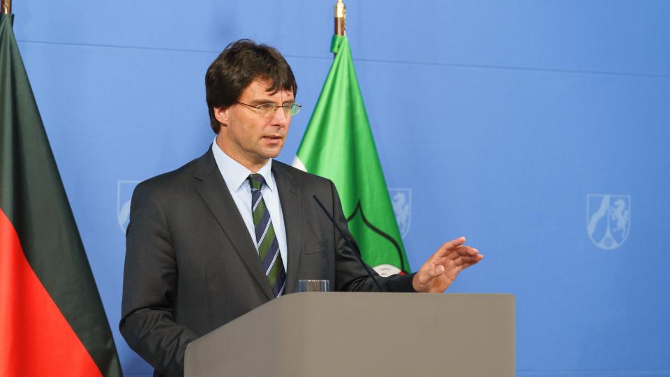 Minister Dr. Marcus Optendrenk bei der Pressekonferenz zum Haushaltsplanentwurf 2023