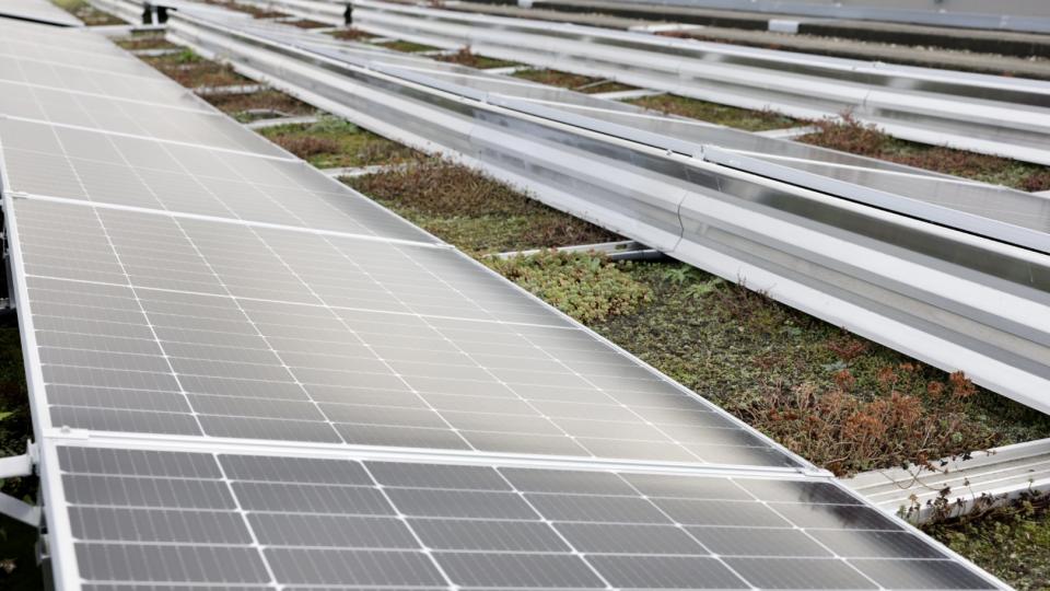 Photovoltaikanlage auf dem Dach des Land- und Amtsgerichts Düsseldorf