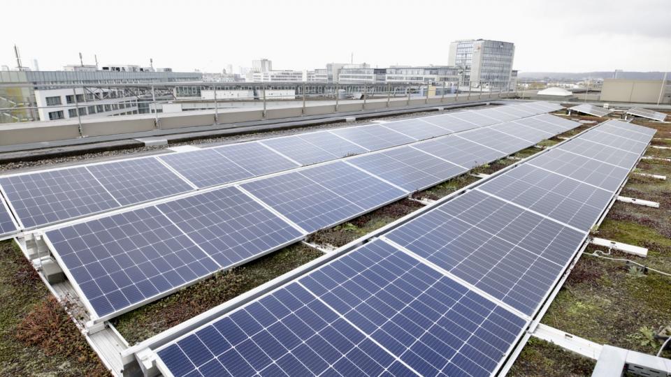 Photovoltaikanlage auf dem Dach des Land- und Amtsgerichts Düsseldorf