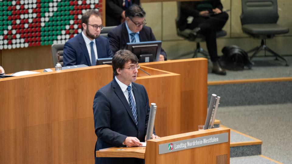 Minister Dr. Marcus Optendrenk am 7. Dezember 2022 im Plenum