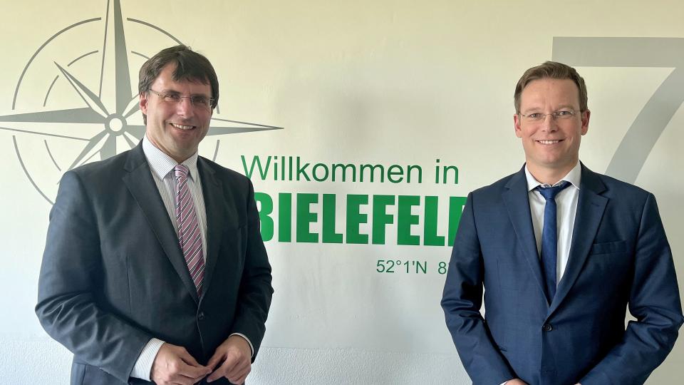 Minister der Finanzen Dr. Marcus Optendrenk gemeinsam mit dem stellvertretenden Dienststellenleiter des Finanzamts für Steuerstrafsachen und Steuerfahndung Bielefeld Dr. Ulrich Koch