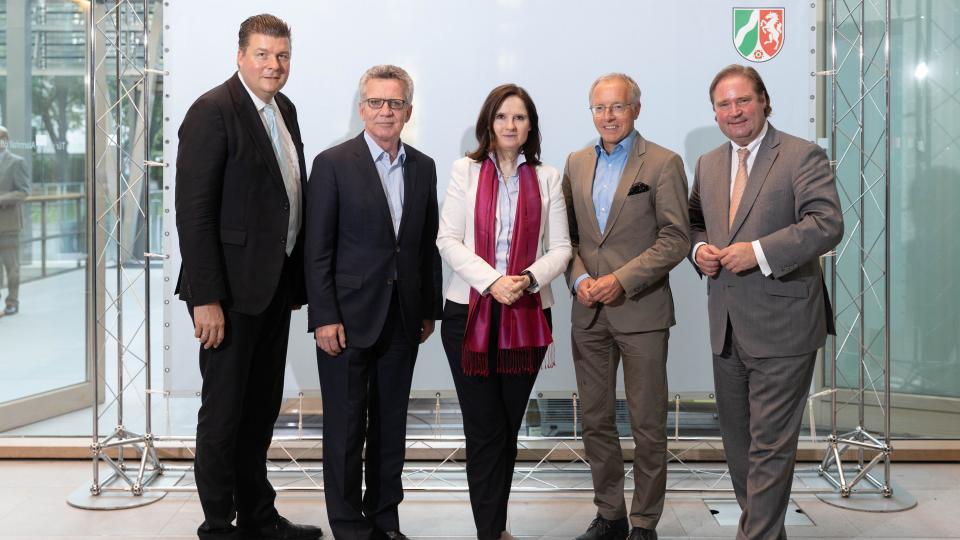 Gruppenfoto von links: Dr. Andreas Dressel, Dr. Thomas de Maizière, Moderatorin Ines Arland, Professor Karl-Rudolf Korte und Lutz Lienenkämper.