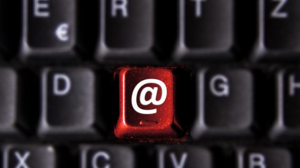 Tastatur mit E-Mailzeichen in rot