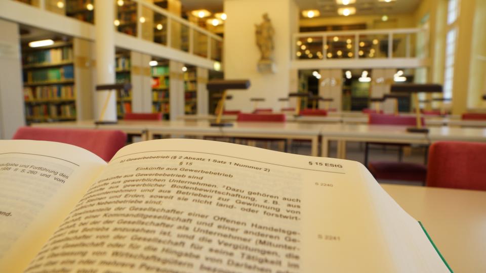 Lesesaal der Bibliothek der HSF mit Gesetzestext