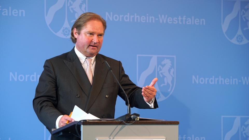 Minister Lienenkämper bei der Pressekonferenz