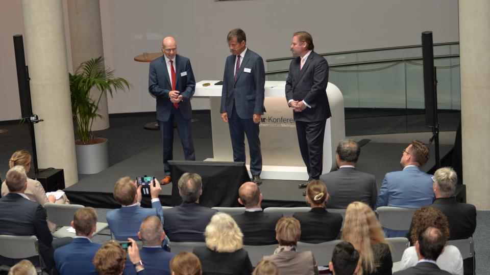 Minister Lienenkämper und Eckhard Forst auf Podium 
