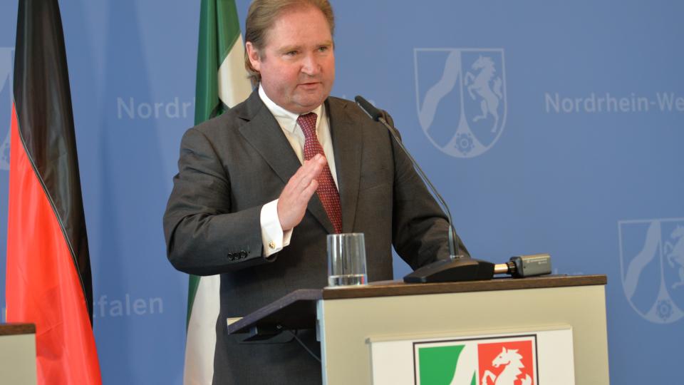 Minister Lienenkämper am Rednerpult. 