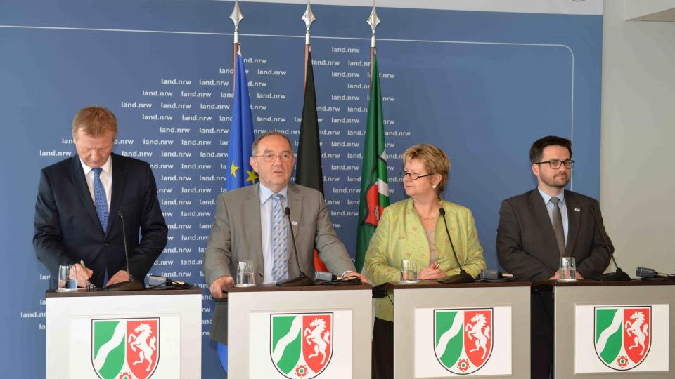 Pressekonferenz Haushaltsentwurf 2017 von links nach rechts Minister Jäger, Minister Walter-Borjans, Ministerin Löhrmann, Minster Kutschaty