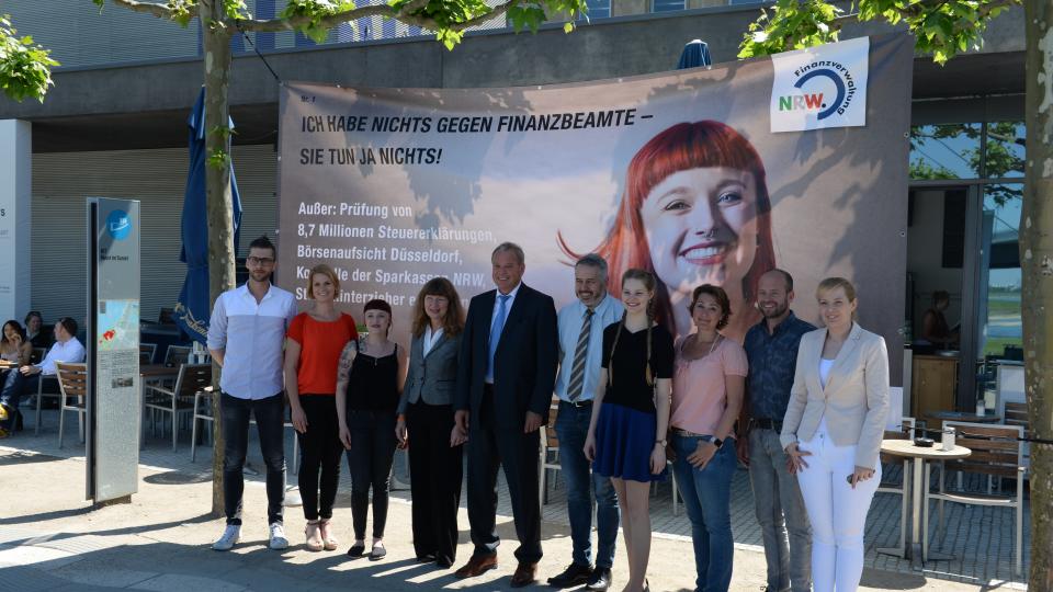 Ein Gruppenfoto mit allen "Gesichtern" der Kampagne und NRW-Staatssekretär Rüdiger Messal (5. v.l.) zur Pressekonferenz anlässlich des Auftakts  