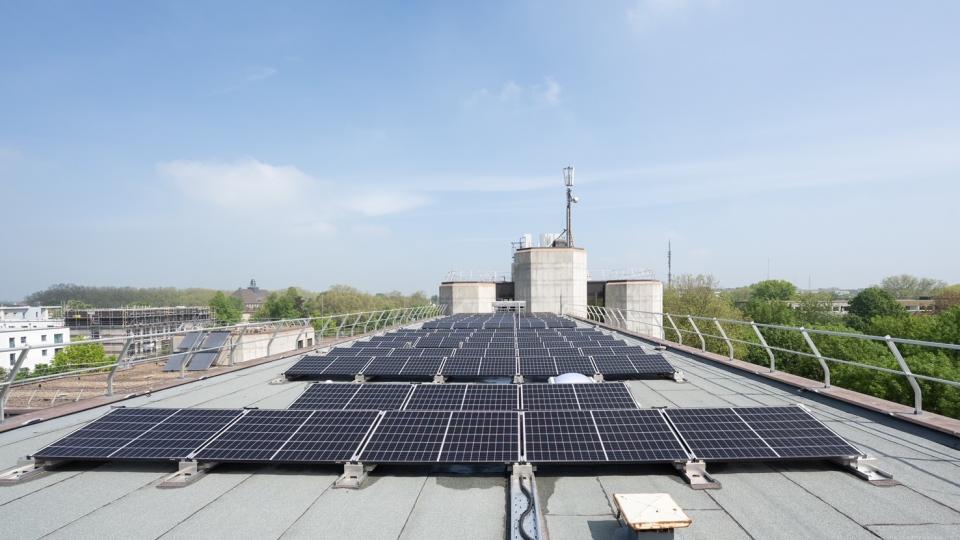 Die Solarmodule auf dem Dach des Finanzamts Duisburg-West.