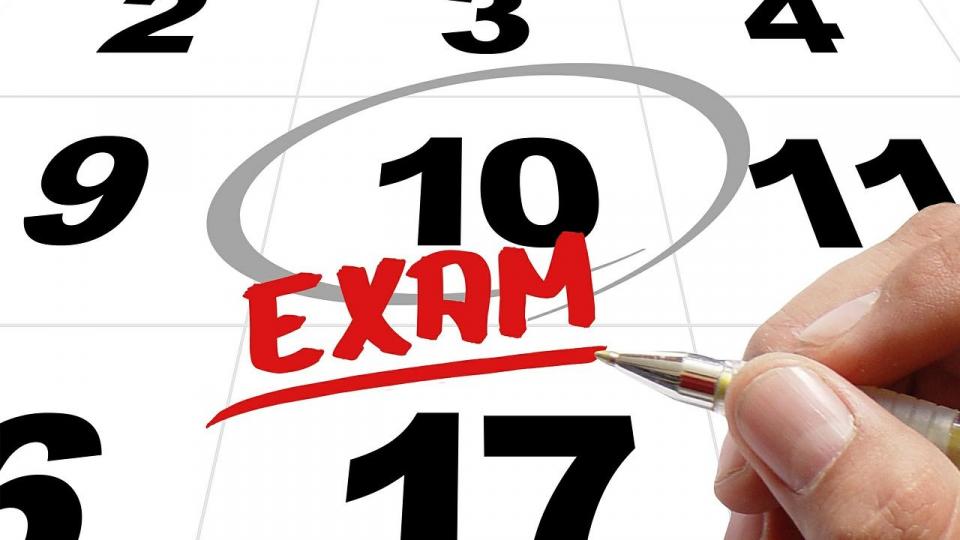 Kalender mit eingekreisten Datum und Vermerk Examen