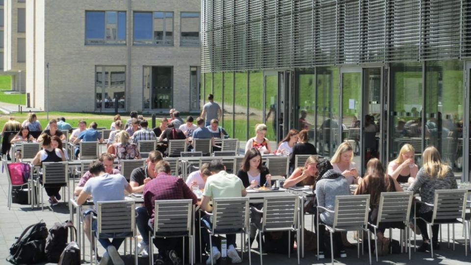Außensitzplätze der Mensa an der Landesfinanzschule Wuppertal während der Mittagpause